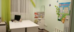 Медицинский кабинет включает в себя: кабинет для приема, процедурный кабинет, комнату временного пребывания ребенка, туалет.